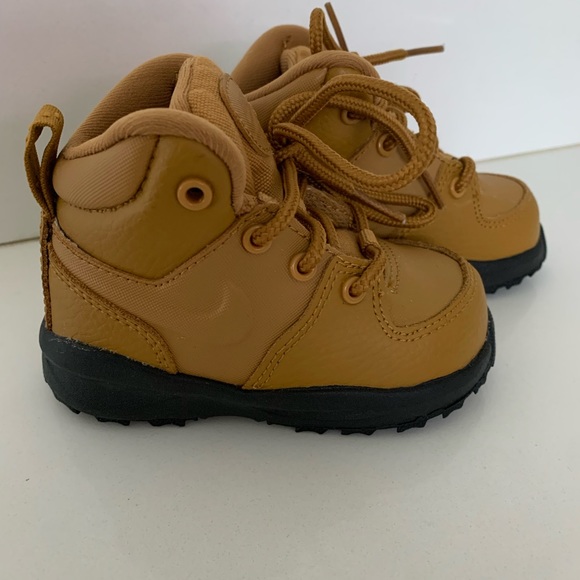 Toddler Nikes 5c - Picture 2 of 3